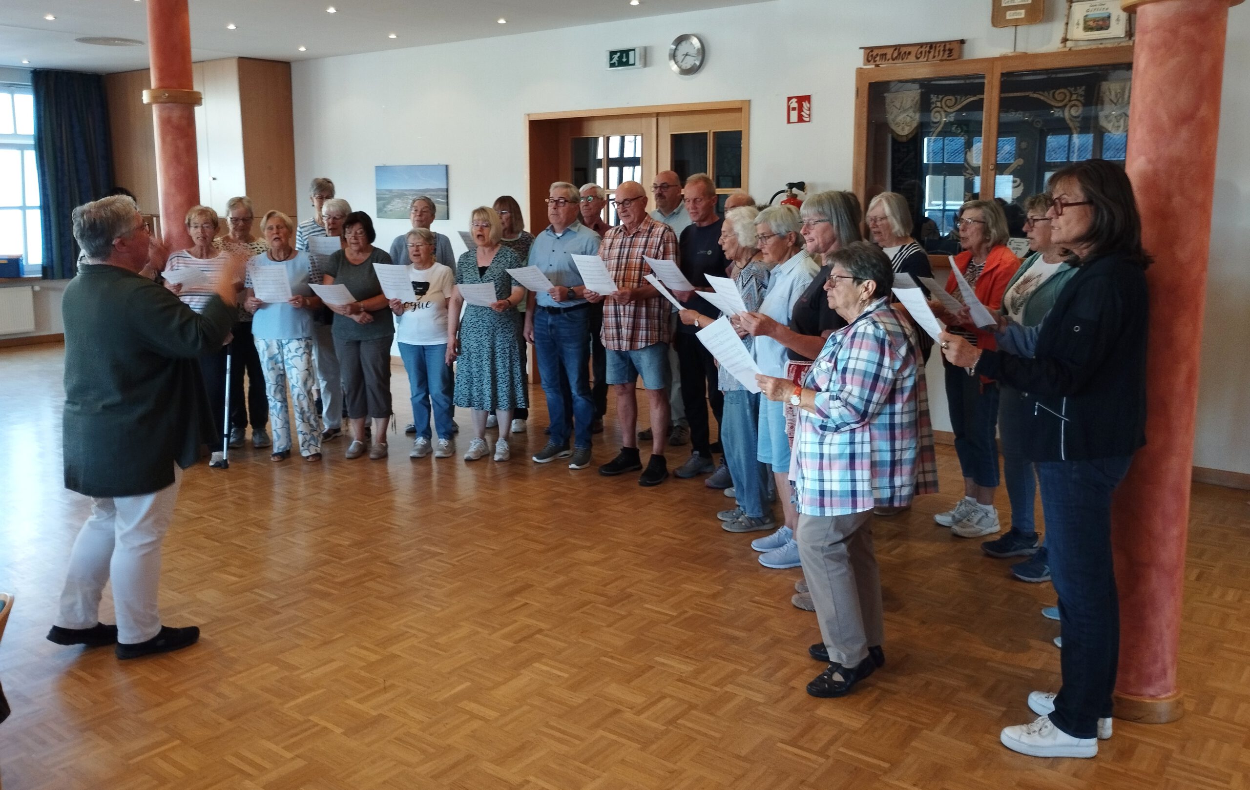 Bundestagsabgeordnete Esther Dilcher zu Gast bei der Chorprobe in Edertal-Giflitz